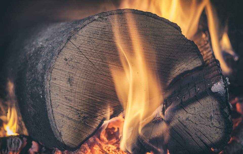 4 avantages d'allumer un feu de bois cet hiver - Le Journal de la Maison